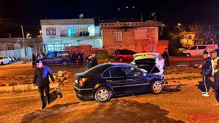 Adıyaman'da iki otomobil çarpıştı: 7 yaralı