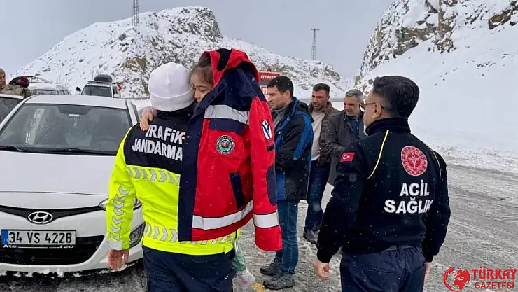 Adıyaman'da karda mahsur kalan aile kurtarıldı