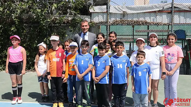 Adıyaman'da minik raketler kortta ter döktü