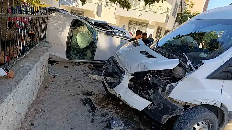 Adıyaman'da okul servisi ile otomobil çarpıştı: 5'i öğrenci 7 yaralı