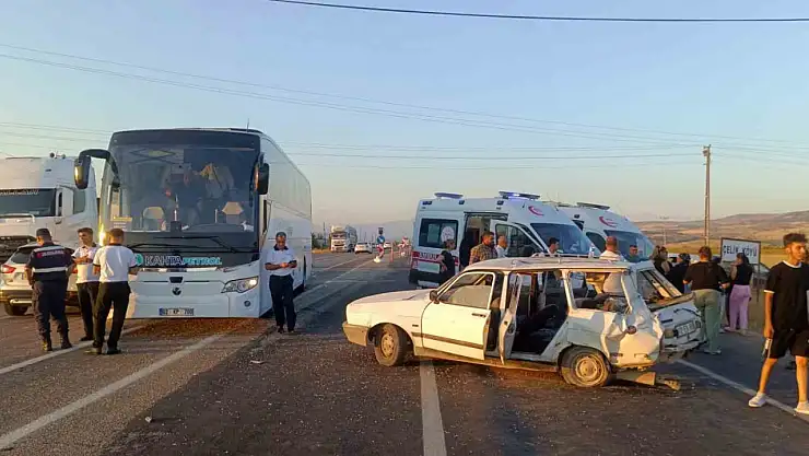 Adıyaman'da otobüs ile otomobil çarpıştı: 5 yaralı
