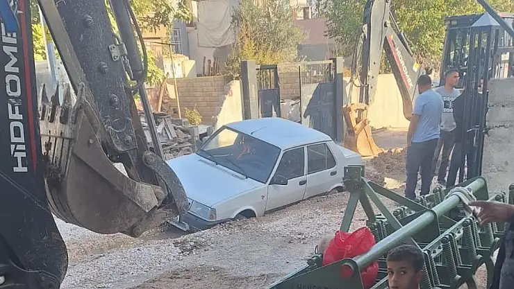 Adıyaman'da otomobil alt yapı çukurunda mahsur kaldı