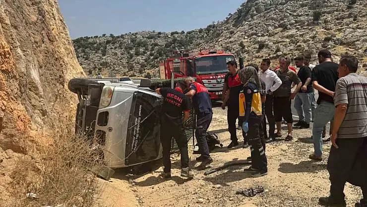 Adıyaman'da şarampole devrilen kamyonetin sürücüsü yaralandı