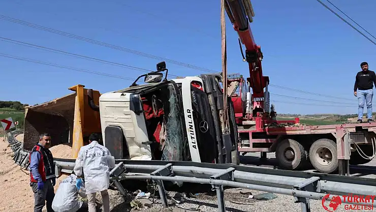 Adıyaman'da virajı alamayan tır devrildi: 1 ölü