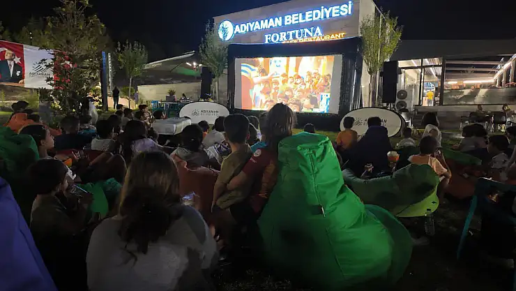 Adıyamanlı çocukların açık hava sinema keyfi