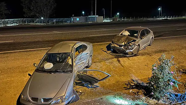 Akaryakıt istasyonuna girmek isteyen araç bir başka araçla çarpıştı: 1'i ağır 8 yaralı