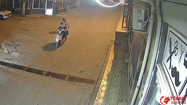 Alışverişe girdi motosikletinden oldu: O anlar kamerada