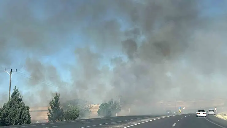 Anız yangını saman balyalarını küle çevirdi