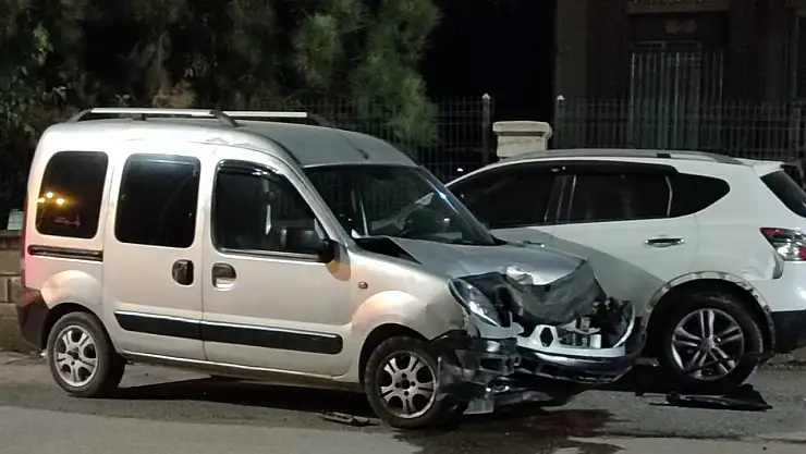 Aracıyla önce bahçe duvarına sonra otomobile çarptı: 1 Yaralı