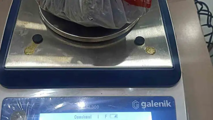 Attıkları poşetten uyuşturucu çıktı