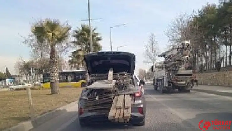 Adıyaman'da bir kişi bagaja yüklediği tahtalarla trafiği tehlikeye attı
