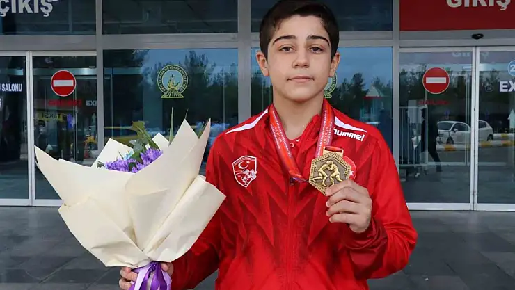 Balkan şampiyonu memleketi Şanlıurfa'da coşkuyla karşılandı