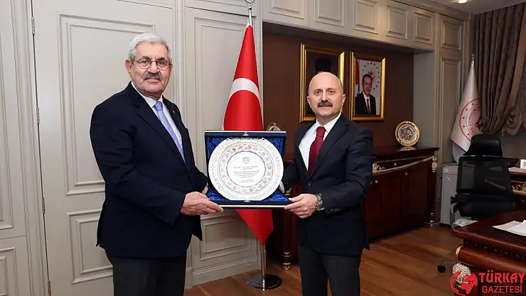 Başkan Çetinkaya'dan Vali Varol'a Plaket