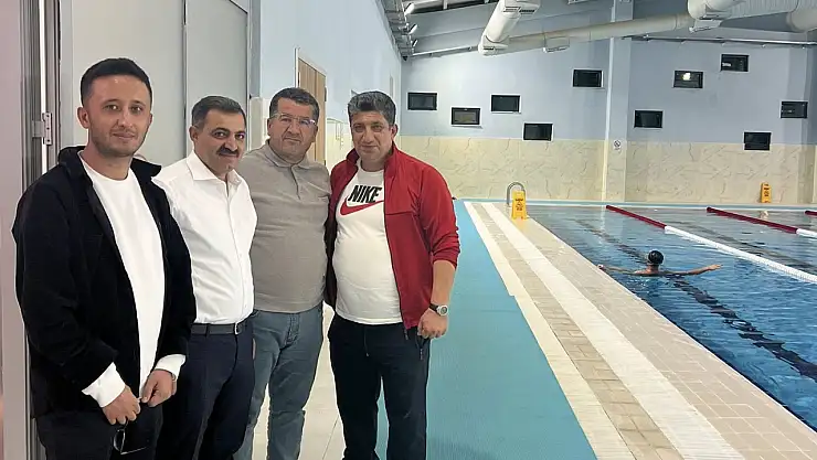 Başkan Ertürk Yarı Olimpik Yüzme Havuzunda incelemelerde bulundu