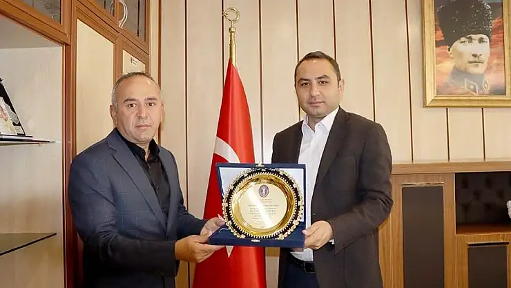 Başkan İşitmen'den Kaymakam Partal'a teşekkür plaketi
