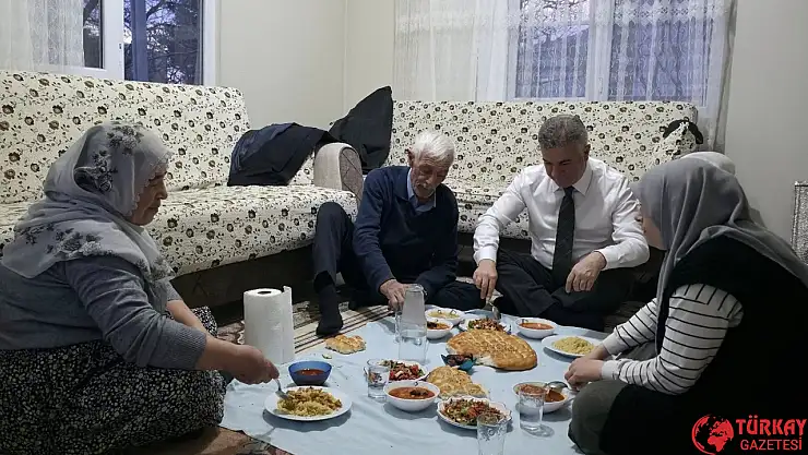 Başkan Öncebe iftarda Arslantaş ailesine misafir oldu