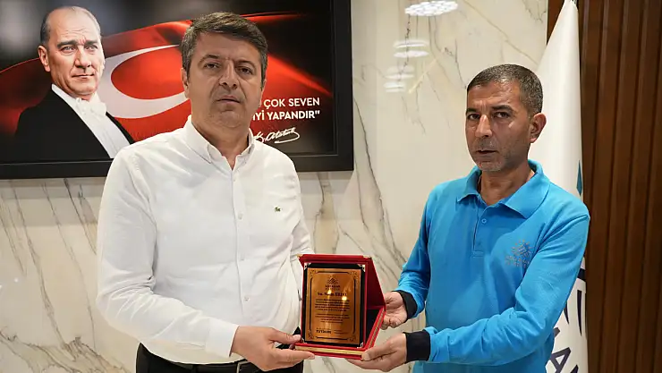 Başkan Tutdere'den onurlandıran plaket