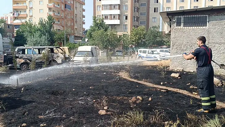 Batman'da terk edilmiş araçlar alev alev yandı, tır son anda kurtarıldı