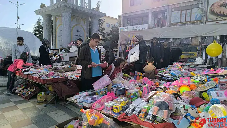 Bayram yoğunluğu esnafın yüzünü güldürdü