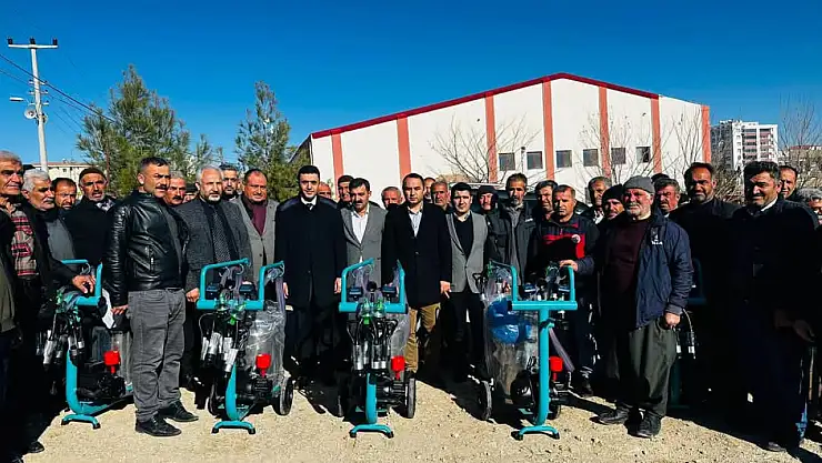 Besni'de çiftçilere süt sağım makinası dağıtıldı