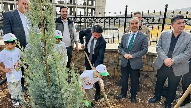 Besni'de fidanlar toprakla buluşturuldu