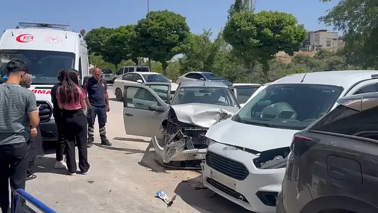 Besni'de iki otomobil çarpıştı: 3 yaralı