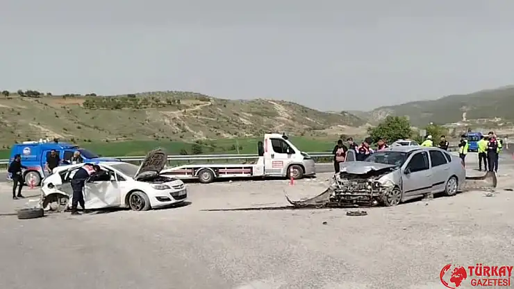 Besni - Terbizek yol ayrımında kazaların önüne geçilemiyor: İki araç çarpıştı, 9 yaralı