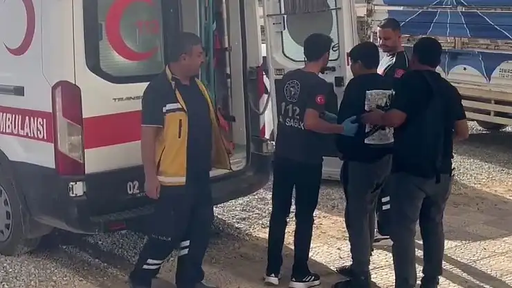 Beton mikseri, minibüs ve otomobilin karıştığı kazada 2 kişi yaralandı