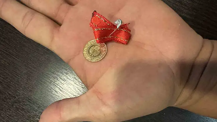 Bulduğu çeyrek altını polise teslim etti