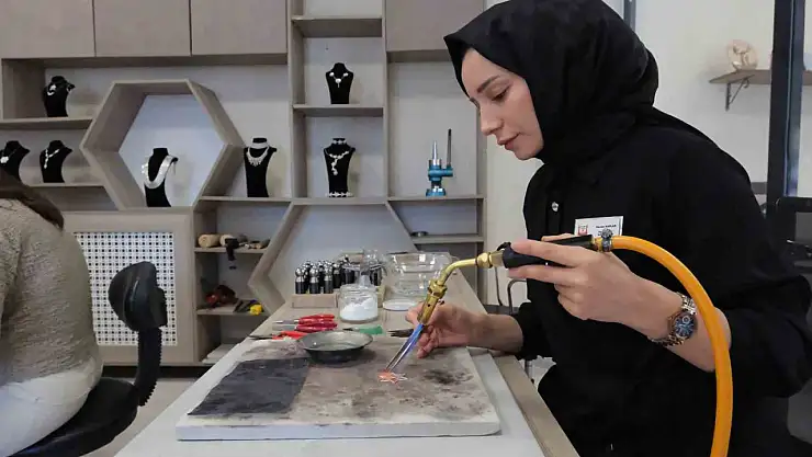 Çapa yapan eller artık gümüşe şekil veriyor