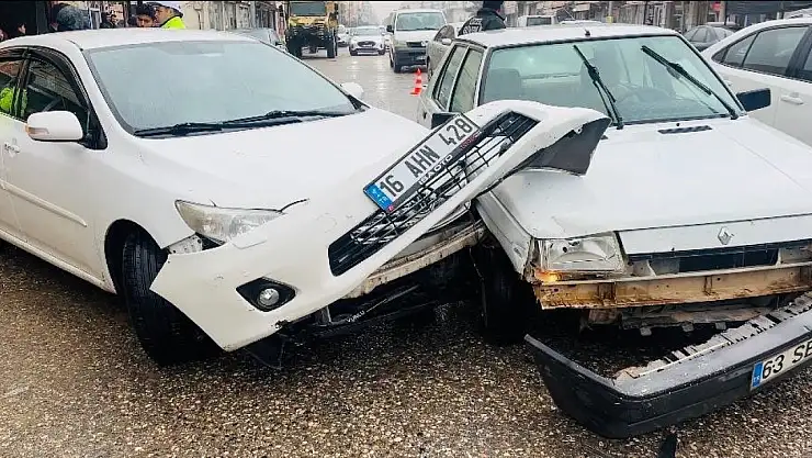 Ceylanpınar'da 2 otomobil çarpıştı