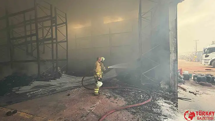Cizre'de çıkan yangında fabrika küle döndü
