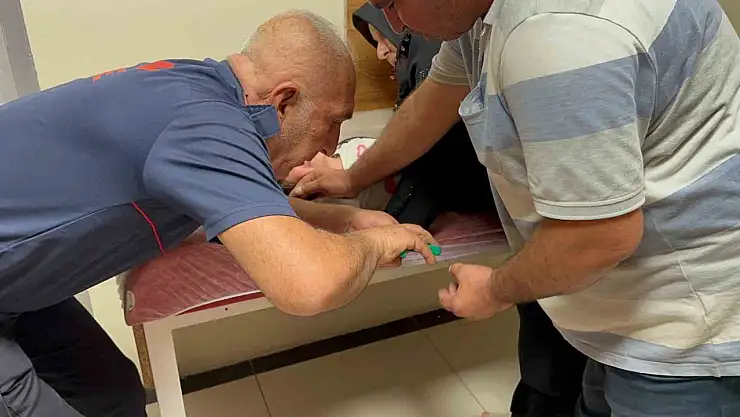 Çocuğun parmağına sıkışan metal cisim, kesilerek çıkarıldı