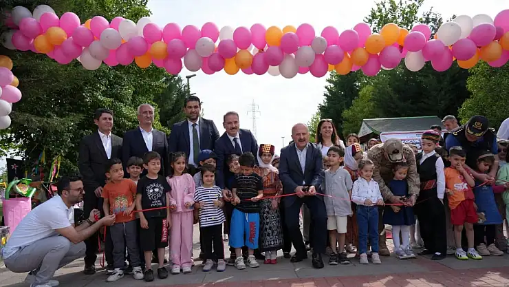Çocuk şenliği izleyenlere keyifle anlar yaşattı