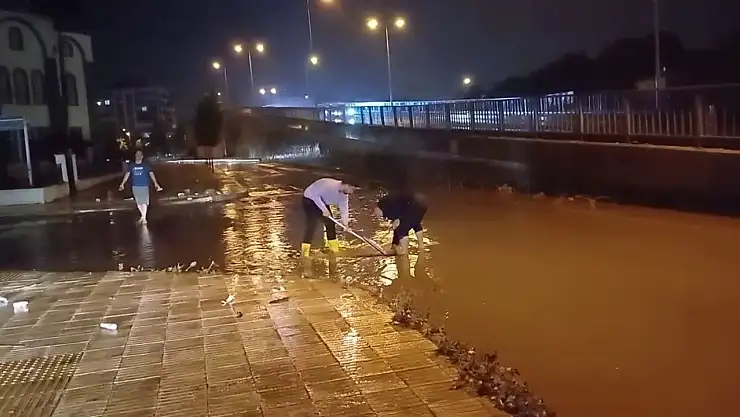 Çorum'da sağanak yağış ortalığı birbirine kattı! Yollar dereye döndü, ev ve iş yerlerini su bastı