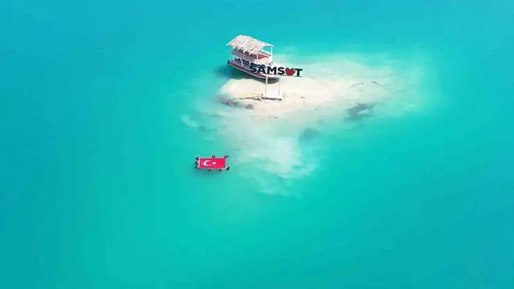 Dalgıçlar, Atatürk Baraj Gölü'nde dev Türk Bayrağı açtı