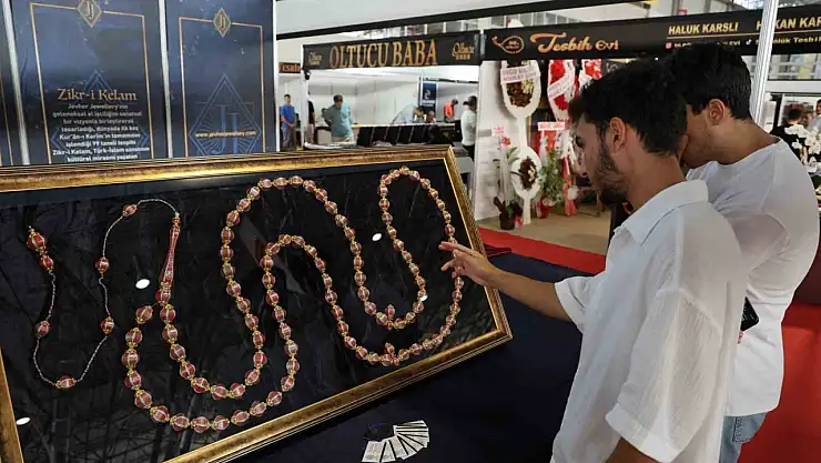 Değer biçilemiyor: Kur'an-ı Kerim'in 604 sayfası tespihe nakşedildi
