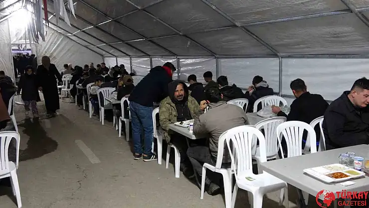 Depremzedeler ilk iftarını kurulan iftar çadırında açtı