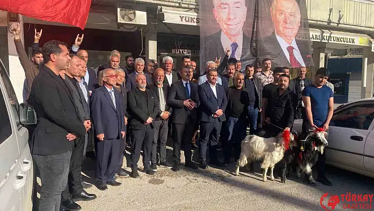 Devlet Bahçeli'nin sağlığına kavuşmasının ardından adak koç kesildi, tatlı ikram edildi