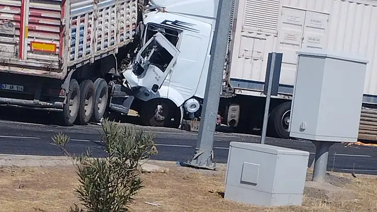Diyarbakır'da iki tır çarpıştı: 2 yaralı