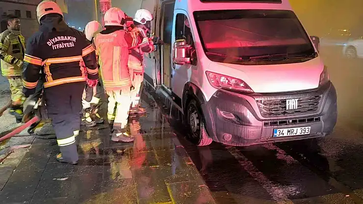 Diyarbakır'da itfaiye ekiplerinin karavan yangınına müdahalesi kask kamerasında
