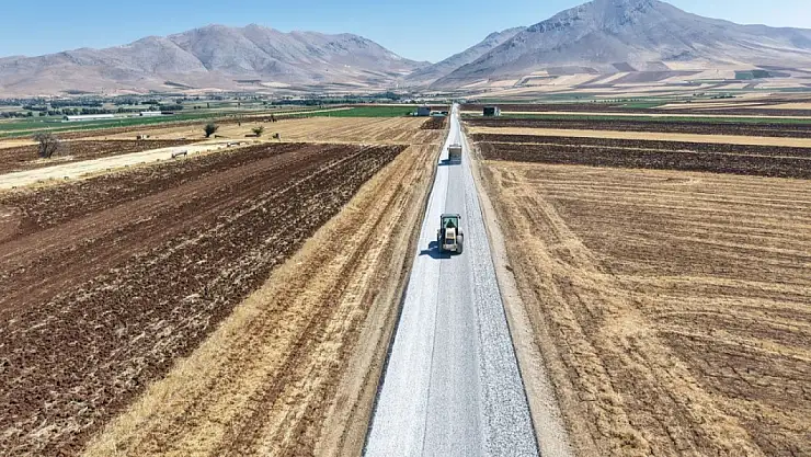 Ekinözü'nün yolları büyükşehir belediyesi ile yenileniyor