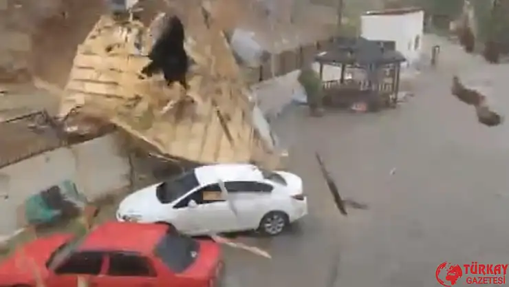 Elazığ'da fırtınadan uçan çatı araçların yanına düştü
