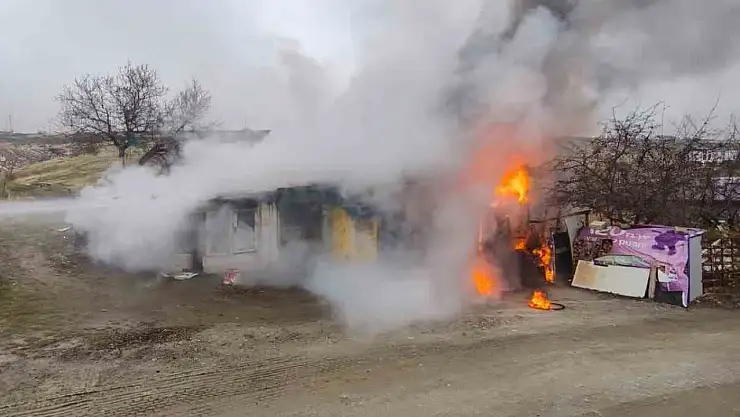 Elazığ'da odunluk deposunda yangın