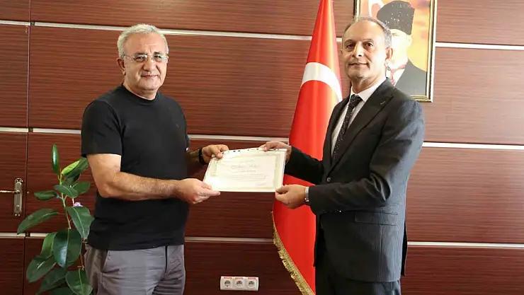 Elazığ'da sigarayı bırakan 2 vatandaşa 'Teşekkür Belgesi' verildi