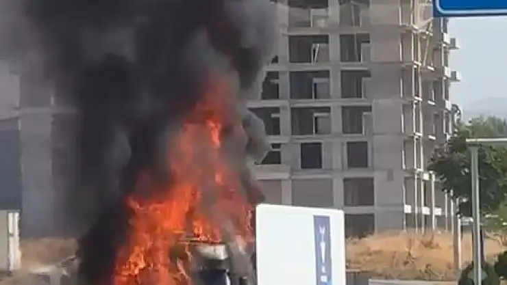 Elazığ'da tır alevlere teslim oldu