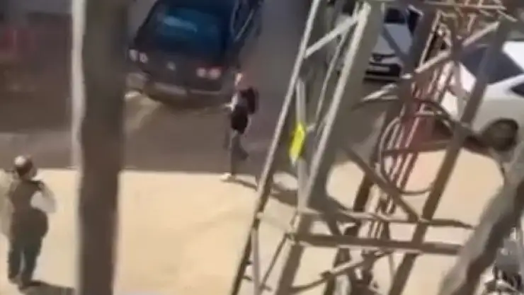 Elindeki tüfekle, 'Kim hırsız' diye bağırıp havaya ateş açtı