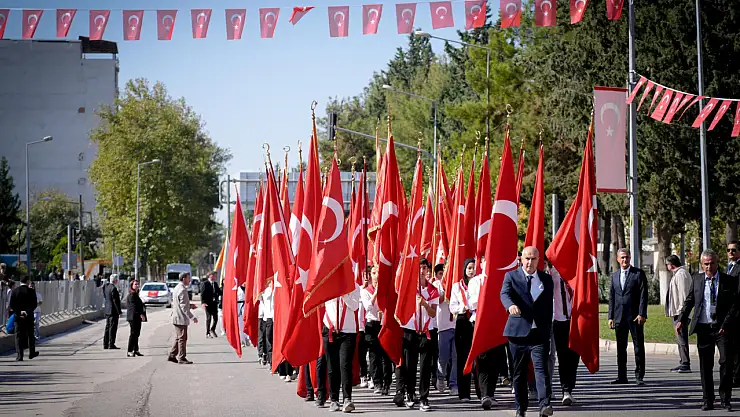 Elüstü: Cumhuriyetimizin 102. yılına ulaşmanın onurunu ve gururunu yaşıyoruz