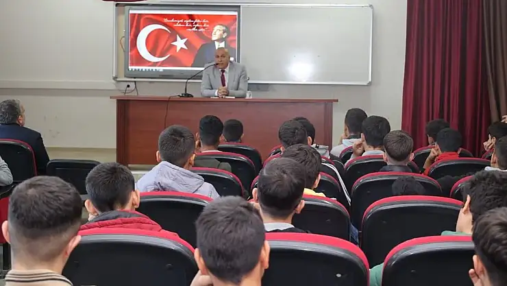 Elüstü, kariyer günleri kapsamında öğrencilerle buluştu