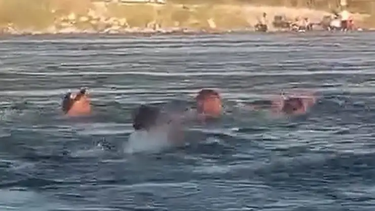 Fırat Nehri'nde 3 kişi boğulmaktan son anda kurtardı